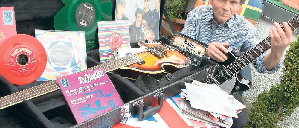 Schmuckstück. Dieter Bruhn mit der ersten Gitarre von George Harrison.