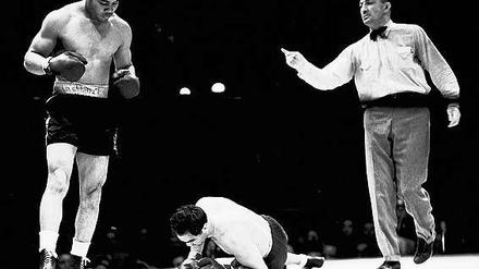 Triumph in New York 1938: Joe Louis besiegt Max Schmeling im Yankee Stadium.