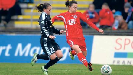Seit knapp drei Jahren ist Lidija Kulis (r.) für Turbine Potsdam am Ball. Sie macht früh Bekanntschaft mit den Top-Teams der Liga wie den 1. FFC Frankfurt mit Ria Percival. Am morgigen Freitag ist der Gegner der amtierende Meister und Champions-League-Finalist VfL Wolfburg.