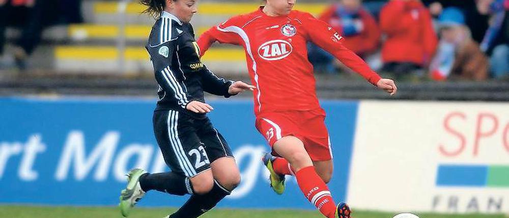Seit knapp drei Jahren ist Lidija Kulis (r.) für Turbine Potsdam am Ball. Sie macht früh Bekanntschaft mit den Top-Teams der Liga wie den 1. FFC Frankfurt mit Ria Percival. Am morgigen Freitag ist der Gegner der amtierende Meister und Champions-League-Finalist VfL Wolfburg.
