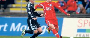 Seit knapp drei Jahren ist Lidija Kulis (r.) für Turbine Potsdam am Ball. Sie macht früh Bekanntschaft mit den Top-Teams der Liga wie den 1. FFC Frankfurt mit Ria Percival. Am morgigen Freitag ist der Gegner der amtierende Meister und Champions-League-Finalist VfL Wolfburg.