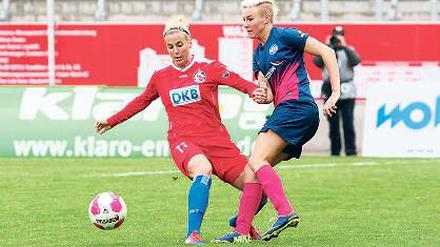 Eins reicht nicht. 1:0-Torschützin Sarah Freutil von SGS Essen im Zweikampf mit Turbines Jennifer Cramer.