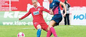 Eins reicht nicht. 1:0-Torschützin Sarah Freutil von SGS Essen im Zweikampf mit Turbines Jennifer Cramer.