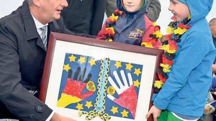 Geschenkt. Die Kita-Kinder Tim und Julian begrüßen Dietmar Woidke.