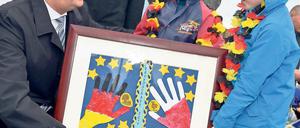 Geschenkt. Die Kita-Kinder Tim und Julian begrüßen Dietmar Woidke.