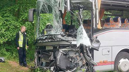 Zerstörte Front. Der Busfahrer musste ins Krankenhaus geflogen werden.