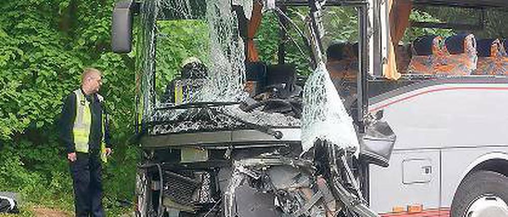 Zerstörte Front. Der Busfahrer musste ins Krankenhaus geflogen werden.