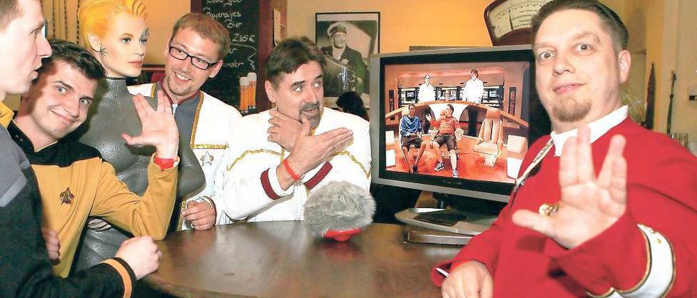 Lebe lang und in Frieden. Den vulkanischen Gruß beherrschen Ronald (2.v.l.) und Michael (5.v.l.) von der Star-Trek-Tafelrunde aus dem FF. Jens, Tom und Mike (1., 3. und 4.v.l.) von der befreundeten Fangruppe Euderion aus Berlin widmen sich lieber inhaltlichen Diskussionen.