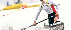 Hoch-Frequenz-Arbeiter: 80-mal in der Minute ist der Takt, in dem Stefan Kiraj sein Stechpaddel ins Wasser taucht und durch die Wellen pflügt. Die Angst vor dem Schmerz sitzt beim Start mit im Boot.