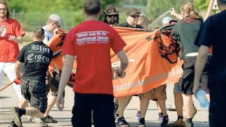 Gewaltbereit. Teilnehmer einer NPD-Kundgebung griffen auch am 3. August 2013 vor dem Gelände der Zentralen Ausländerbehörde des Landes Brandenburg in Eisenhüttenstadt (Oder-Spree) Gegendemonstranten an.
