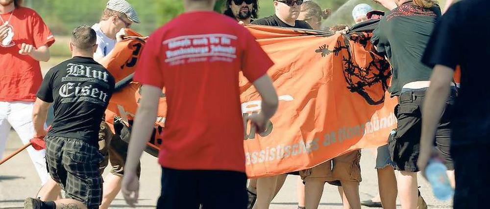 Gewaltbereit. Teilnehmer einer NPD-Kundgebung griffen auch am 3. August 2013 vor dem Gelände der Zentralen Ausländerbehörde des Landes Brandenburg in Eisenhüttenstadt (Oder-Spree) Gegendemonstranten an.