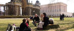 Können entspannt in die Zukunft blicken: Potsdamer Studenten auf dem Campus am Neuen Palais.