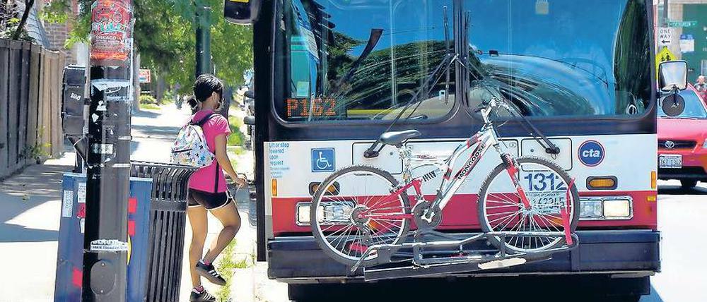 So einfach geht’s. Wie hier in Chicago können Räder in den USA vorn am Bus transportiert werden.