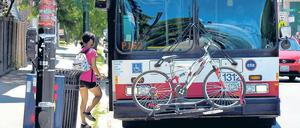 So einfach geht’s. Wie hier in Chicago können Räder in den USA vorn am Bus transportiert werden.