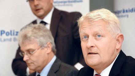 Nach der Festnahme. Polizeipräsident Arne Feuring (r.), Siegbert Klapsch, Leiter der Soko „Imker“ (l.), und der Leiter der Mordkommission Falk Küchler im September 2013 bei einer Pressekonferenz in Potsdam.