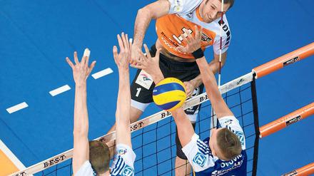Zwei Matchbälle. Die Volleys um Scott Touzinsky brauchen noch einen Sieg.