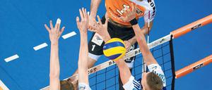 Zwei Matchbälle. Die Volleys um Scott Touzinsky brauchen noch einen Sieg.