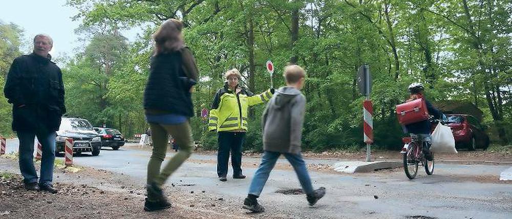 Stoppt die Autos. Brigitte Müller belehrt Erwachsene und hilft Kleinmachnows Schülern über die Straße.