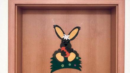 Bedrückend niedlich. Auf manchen Türen der geschlossenen Haasenburg-Heime futtert auch dieses Namenssymbol an einer Mohrrübe. Hier die Tür zu einem Gruppenraum in der Einrichtung in Neuendorf am See.