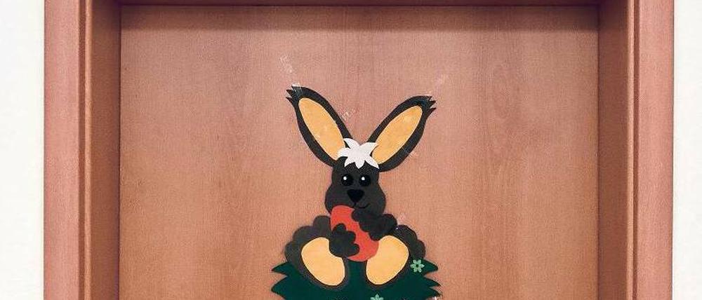 Bedrückend niedlich. Auf manchen Türen der geschlossenen Haasenburg-Heime futtert auch dieses Namenssymbol an einer Mohrrübe. Hier die Tür zu einem Gruppenraum in der Einrichtung in Neuendorf am See.