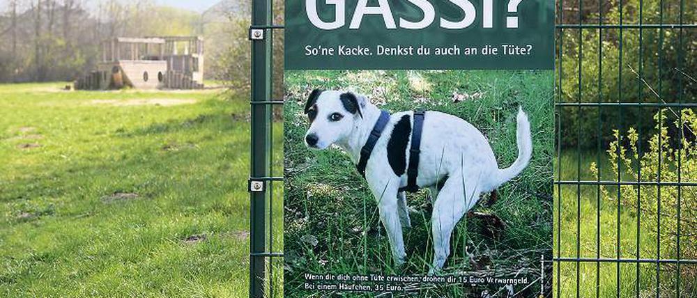 Hingucker. Mit dem Plakat will Nuthetal Herrchen zur Ordnung rufen.