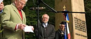 Der 93-jährige KZ-Überlebende Serge Dmitrieff spricht auf dem Gedenken.