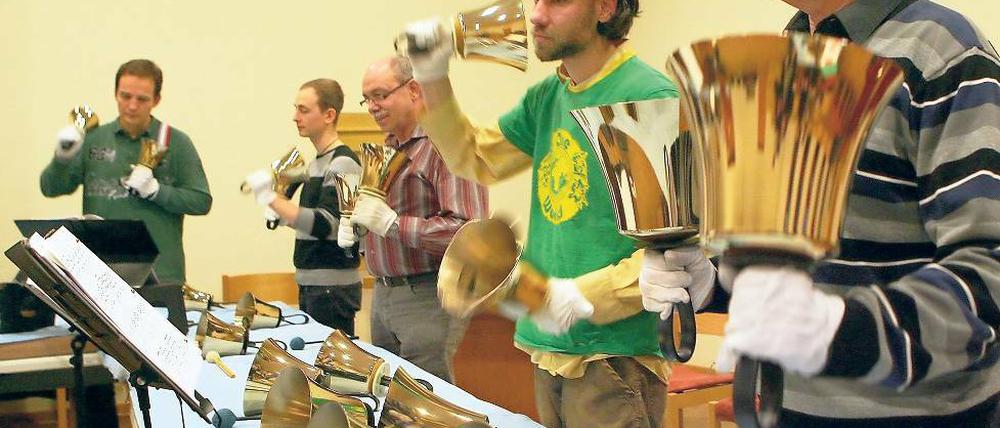 Großes Geläut. Die größten Glocken des Chores sind mehrere Kilogramm schwer. Mit ihren ungewöhnlichen Instrumenten traten die Caputher bereits in der Dresdner Frauenkirche, der Berliner Philharmonie und der Rostocker Freilichtbühne auf. Für die ersten Glocken des Chores sammelte eine Kirchengemeinde im US-Bundesstaat Indiana.
