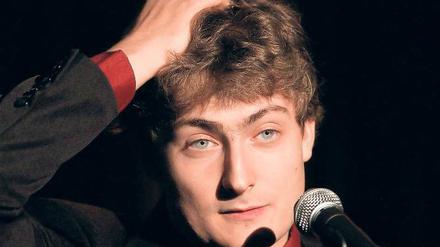 Sebastian Krämer (38) stammt aus Ostwestfalen. Der Sänger und Dichter aus dem Kalletal hatte schon zu Schulzeiten Auftritte als Kabarettist. 2009 wurde Krämer der Deutsche Kleinkunstpreis für Chanson vom „Mainzer unterhaus“ verliehen.