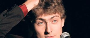 Sebastian Krämer (38) stammt aus Ostwestfalen. Der Sänger und Dichter aus dem Kalletal hatte schon zu Schulzeiten Auftritte als Kabarettist. 2009 wurde Krämer der Deutsche Kleinkunstpreis für Chanson vom „Mainzer unterhaus“ verliehen.
