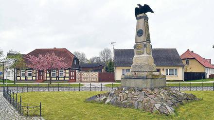 Im Wettbewerb. Das rund 1000 Einwohner zählende Oderbruch-Dorf Neutrebbin misst sich mit den aktivsten Dörfern Europas. Blick auf ein Denkmal der Gefallenen des Ersten Weltkrieges.