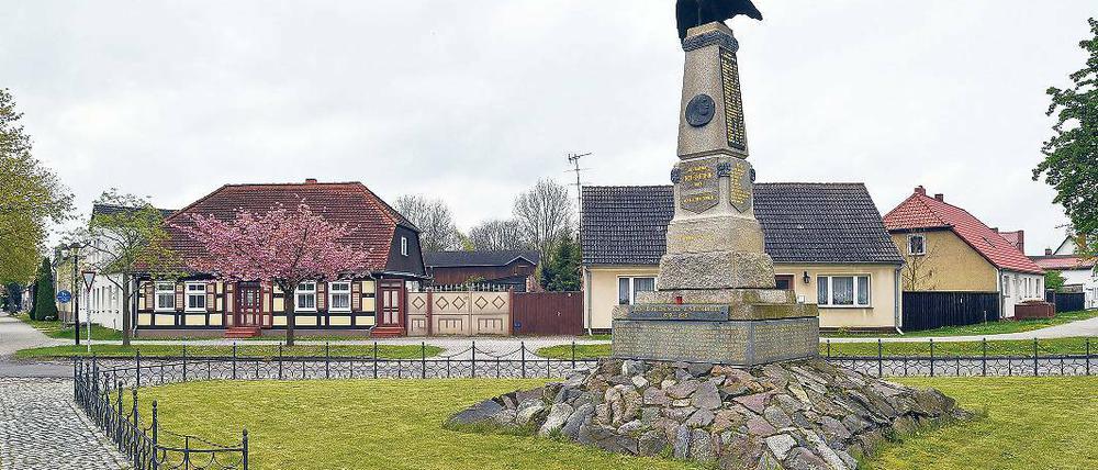 Im Wettbewerb. Das rund 1000 Einwohner zählende Oderbruch-Dorf Neutrebbin misst sich mit den aktivsten Dörfern Europas. Blick auf ein Denkmal der Gefallenen des Ersten Weltkrieges.