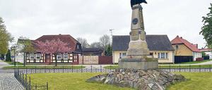 Im Wettbewerb. Das rund 1000 Einwohner zählende Oderbruch-Dorf Neutrebbin misst sich mit den aktivsten Dörfern Europas. Blick auf ein Denkmal der Gefallenen des Ersten Weltkrieges.