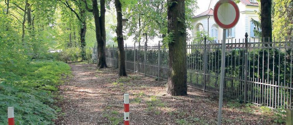 Los. Stopp. Schade. Der Weg zur Badestelle endet nach wenigen Metern an Rosenbüschen und einem „Privat“-Schild.