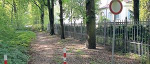 Los. Stopp. Schade. Der Weg zur Badestelle endet nach wenigen Metern an Rosenbüschen und einem „Privat“-Schild.