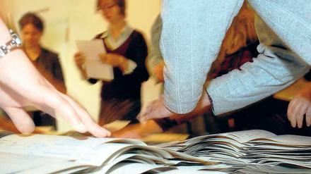 Harte Arbeit. Etliche Wahlhelfer haben abgesagt, weil ihnen noch die Zählerei von der Bundestagswahl in den Knochen steckt.