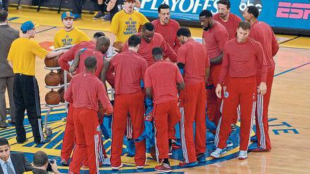 Stiller Protest. Die Basketballprofis der Los Angeles Clippers demonstrierten gegen die Äußerungen ihres Klubeigentümers Donald Sterling mit auf links gedrehten Aufwärm-Shirts. Sie trugen dann schwarze Socken, Stirn- oder Armbänder.