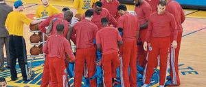 Stiller Protest. Die Basketballprofis der Los Angeles Clippers demonstrierten gegen die Äußerungen ihres Klubeigentümers Donald Sterling mit auf links gedrehten Aufwärm-Shirts. Sie trugen dann schwarze Socken, Stirn- oder Armbänder.