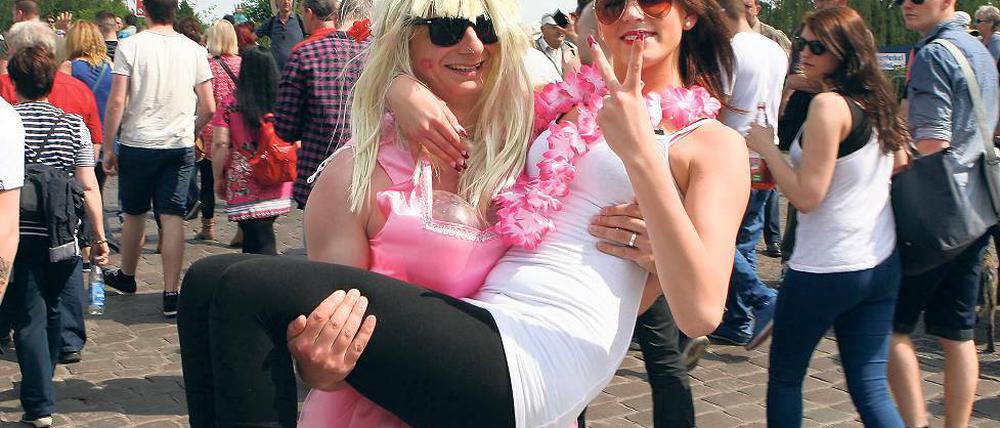 Friedlicher Rummel. Besucherinnen genossen die Sonne.