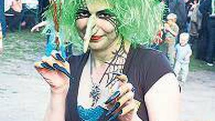 Kritischer Blick. Zora Fledermaus bewertete andere Hexen-Kostüme.