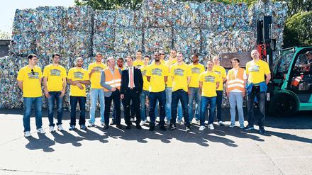 Der Geruch des Erfolges. Pokalsieger Alba Berlin stimmt sich mit einem Besuch in der Recyclinganlage des Hauptsponsors auf die Play-offs ein.