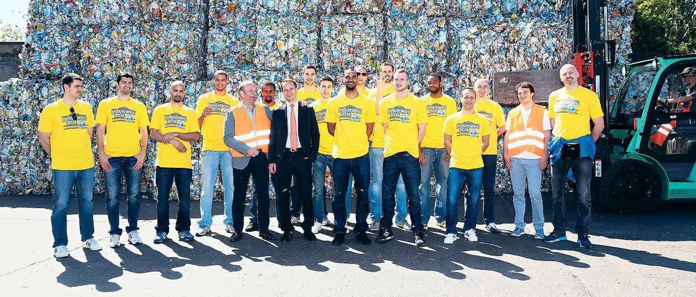 Der Geruch des Erfolges. Pokalsieger Alba Berlin stimmt sich mit einem Besuch in der Recyclinganlage des Hauptsponsors auf die Play-offs ein.