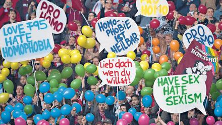 Zeichen gegen Homophobie sind immer häufiger in Stadien zu sehen.