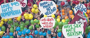 Zeichen gegen Homophobie sind immer häufiger in Stadien zu sehen.