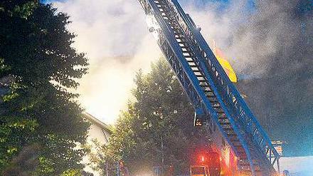 Im Einsatz. 37 Feuerwehrleute waren in der Hans-Sachs-Straße vor Ort.