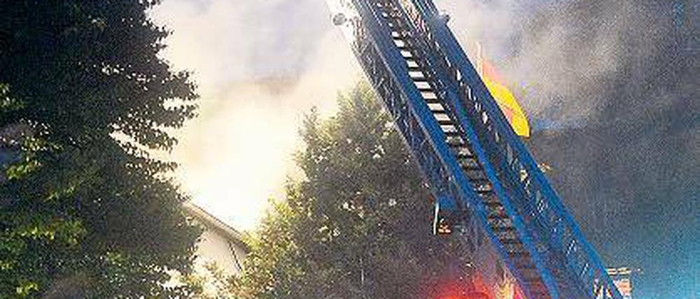 Im Einsatz. 37 Feuerwehrleute waren in der Hans-Sachs-Straße vor Ort.