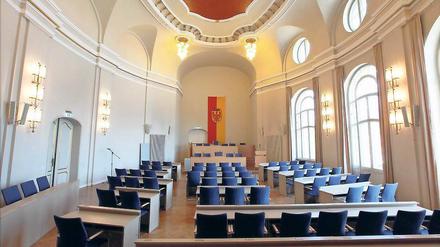 Zu vergeben. 56 Sitze hat Potsdams Stadtverordnetenversammlung. Um diese Plätze bewerben sich bei der Kommunalwahl am 25. Mai insgesamt 534 Kandidaten. Die meisten Bewerber schickt mit 83 die SPD ins Rennen, dicht gefolgt von den Linken und Die Andere mit je 82. Die Grünen haben 80 Kandidaten aufgestellt, die CDU/ANW stellt 78 Bewerber.