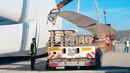 Gewichtiger Transport. Schiffsschrauben, Turbinen oder wie hier auf dem Foto Teile von Windkraftanlagen werden meist als Schwertransporter über Brandenburgs Straßen geschickt und blockieren diese dann. Für Autofahrer ist das fast immer ein Geduldsspiel.