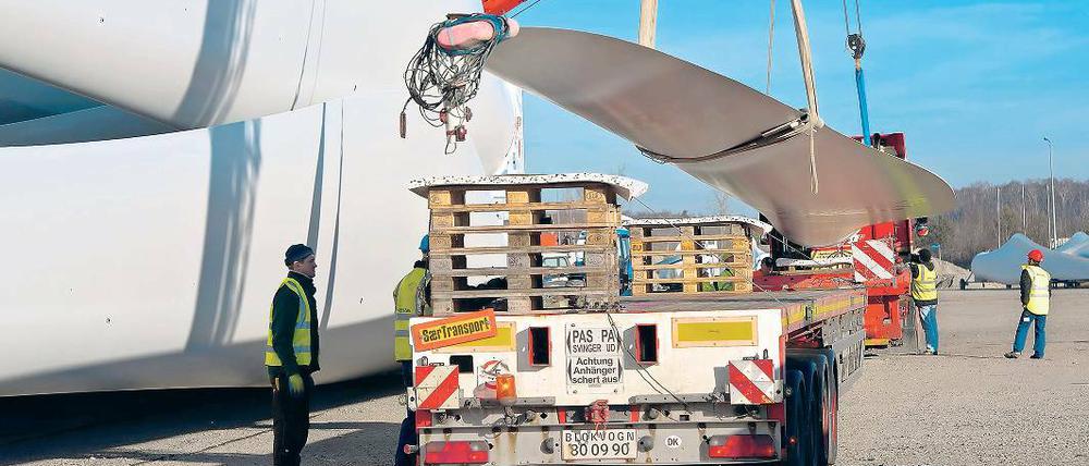 Gewichtiger Transport. Schiffsschrauben, Turbinen oder wie hier auf dem Foto Teile von Windkraftanlagen werden meist als Schwertransporter über Brandenburgs Straßen geschickt und blockieren diese dann. Für Autofahrer ist das fast immer ein Geduldsspiel.