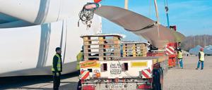 Gewichtiger Transport. Schiffsschrauben, Turbinen oder wie hier auf dem Foto Teile von Windkraftanlagen werden meist als Schwertransporter über Brandenburgs Straßen geschickt und blockieren diese dann. Für Autofahrer ist das fast immer ein Geduldsspiel.