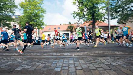 Auf dem Weg zur temporeichen Stadtbesichtigung haben sich mehr als 2 000 Läufer beim 11. RBB-Lauf am Sonntag gemacht.